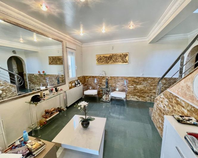 Image No.2-6 Bed Villa for sale