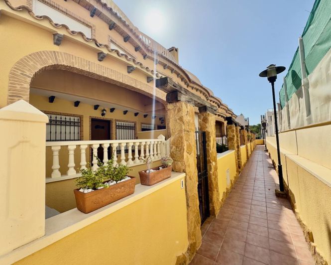 Image No.1-Villa de 4 chambres à vendre à Guardamar del Segura