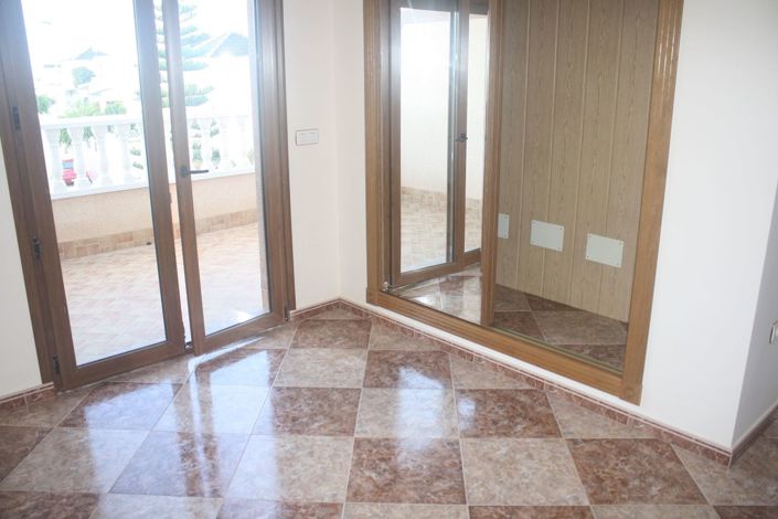 Image No.8-2 Bed Townhouse for sale