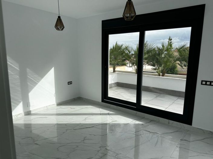 Image No.4-4 Bed Villa for sale