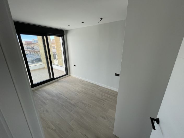 Image No.18-4 Bed Apartment for sale