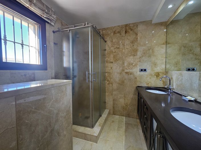 Image No.27-5 Bed Villa for sale