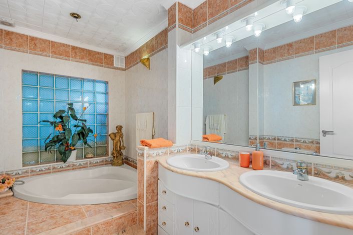 Image No.30-6 Bed Villa for sale