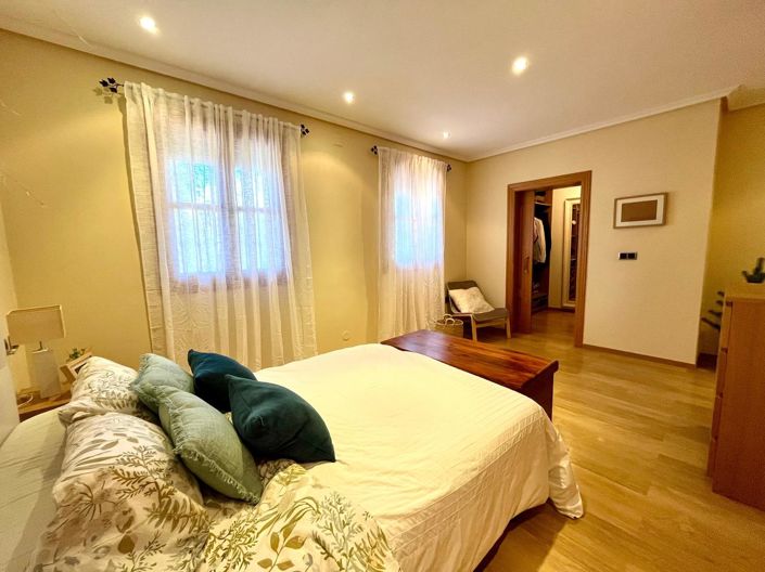 Image No.11-4 Bed Country Property for sale