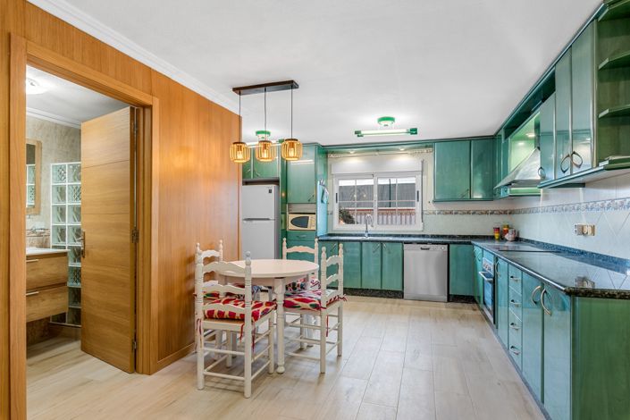 Image No.14-4 Bed Chalet for sale