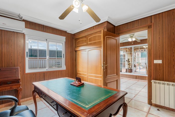 Image No.25-4 Bed Chalet for sale