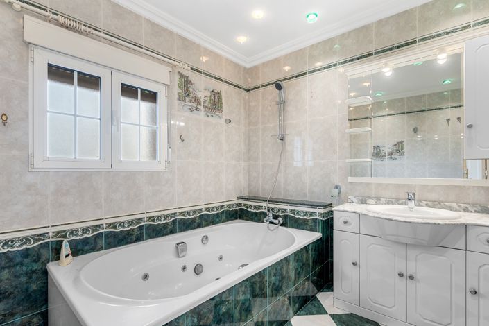 Image No.30-4 Bed Chalet for sale