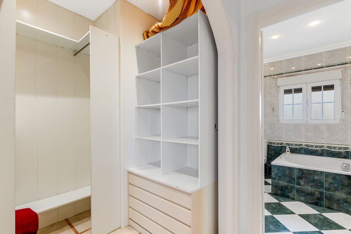 Image No.31-4 Bed Chalet for sale