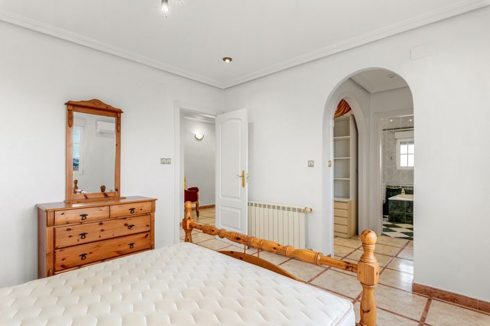 Image No.32-4 Bed Chalet for sale