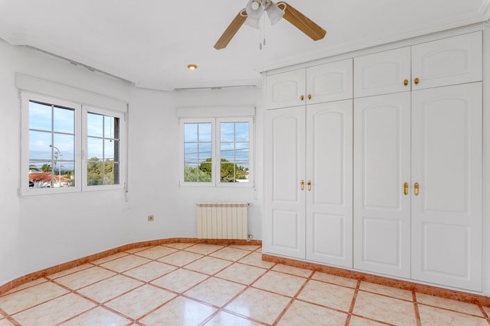 Image No.37-4 Bed Chalet for sale