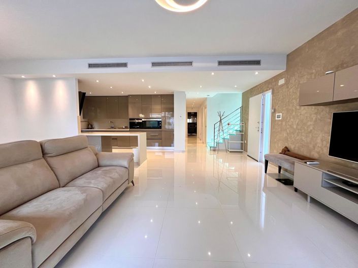 Image No.3-4 Bed Villa for sale