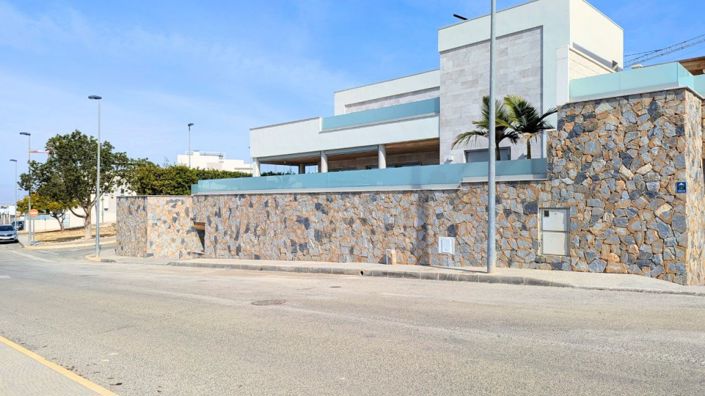 Image No.1-4 Bed Villa for sale
