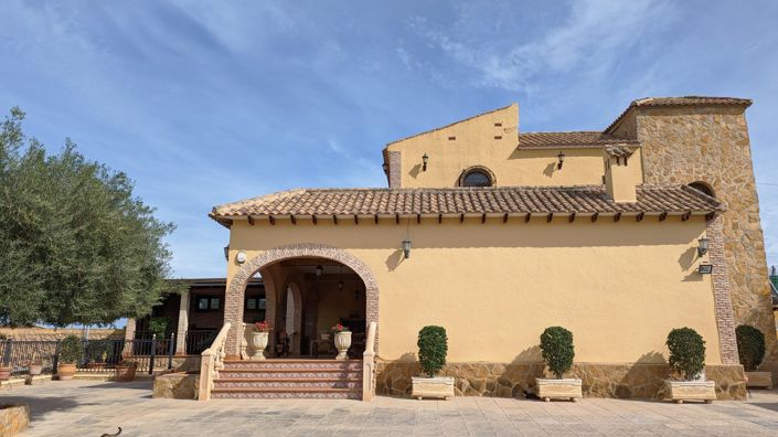 Image No.1-4 Bed Villa for sale