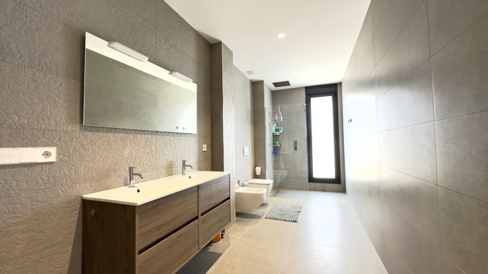 Image No.19-6 Bed Villa for sale