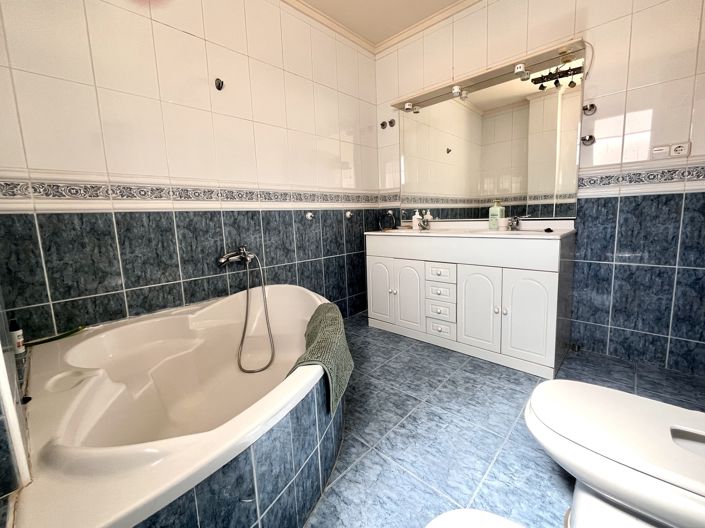 Image No.17-5 Bed Villa for sale