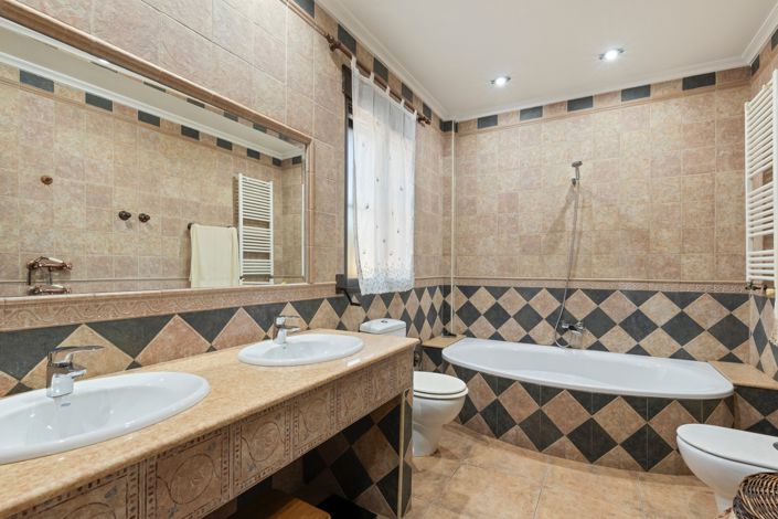 Image No.17-3 Bed Country Property for sale