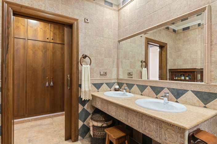 Image No.22-3 Bed Country Property for sale