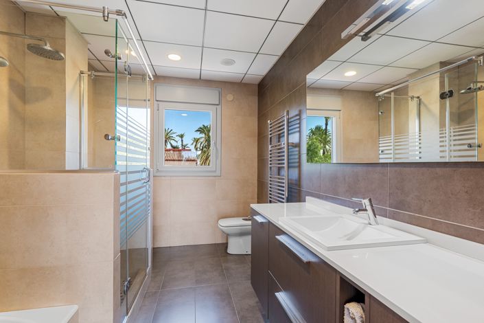 Image No.45-5 Bed Villa for sale