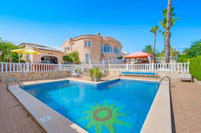 5 Bed Villa for sale