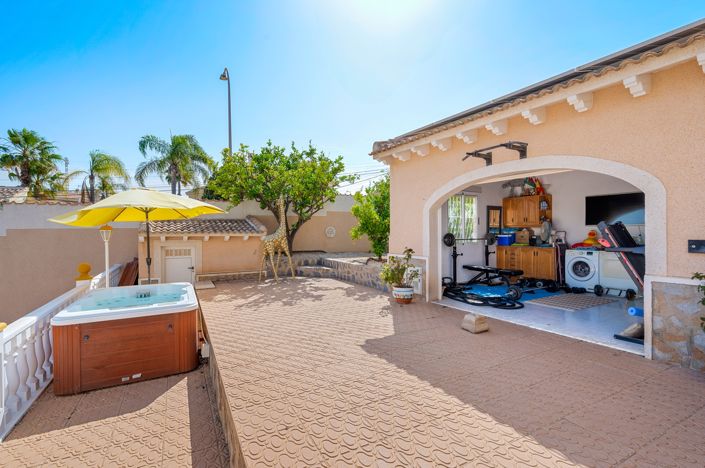 Image No.42-5 Bed Villa for sale