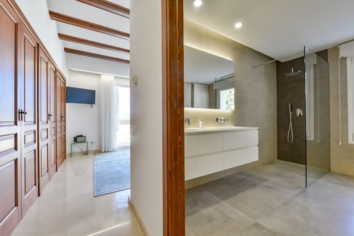 Image No.52-8 Bed Villa for sale