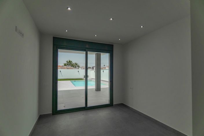 Image No.18-3 Bed Villa for sale