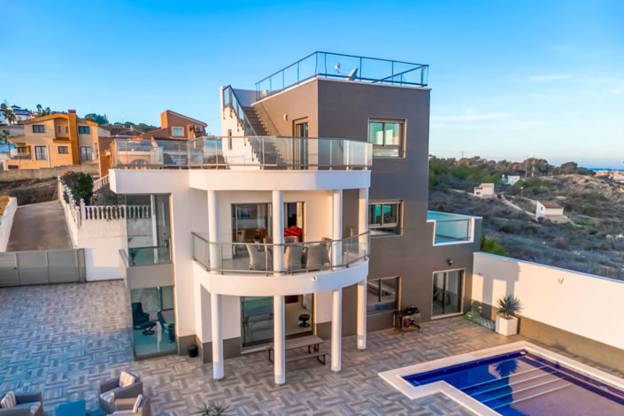 Image No.1-4 Bed Villa for sale