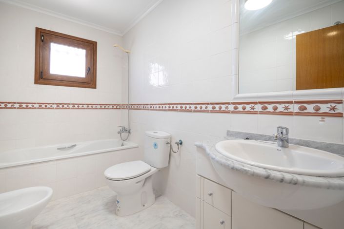 Image No.13-2 Bed Property for sale