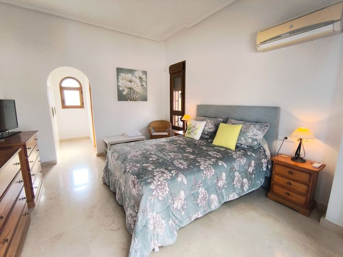 Image No.18-3 Bed Property for sale