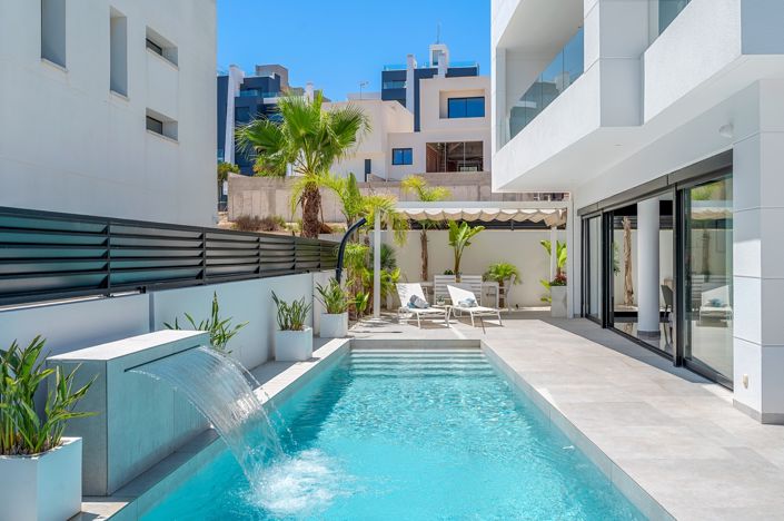 Image No.2-4 Bed Villa for sale