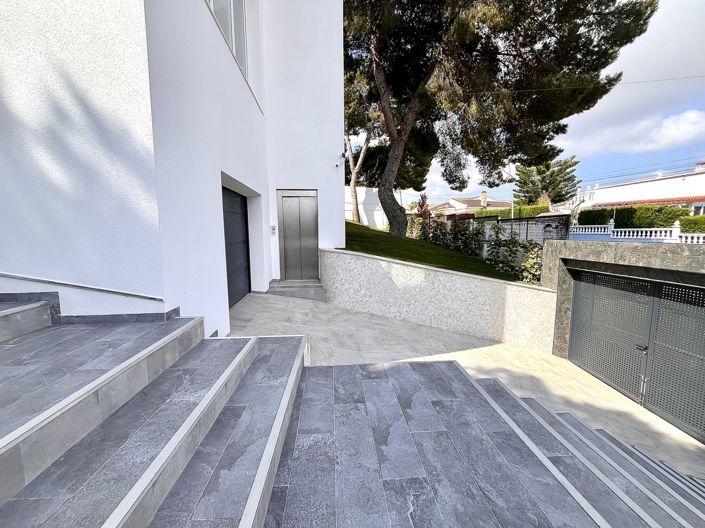 Image No.34-6 Bed Villa for sale