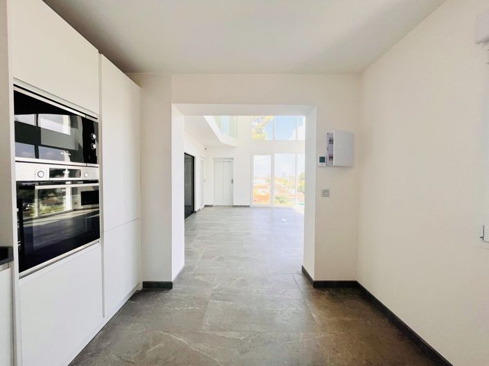 Image No.8-6 Bed Villa for sale