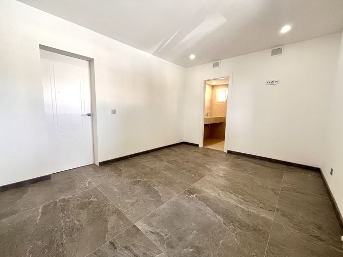 Image No.9-6 Bed Villa for sale