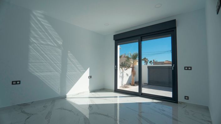 Image No.25-4 Bed Villa for sale