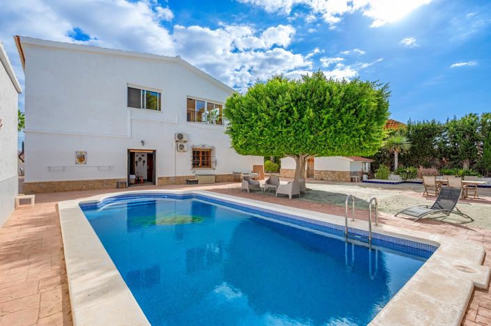 Image No.1-6 Bed Villa for sale