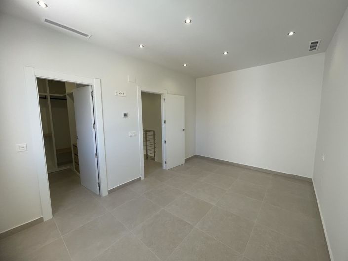 Image No.27-3 Bed Villa for sale