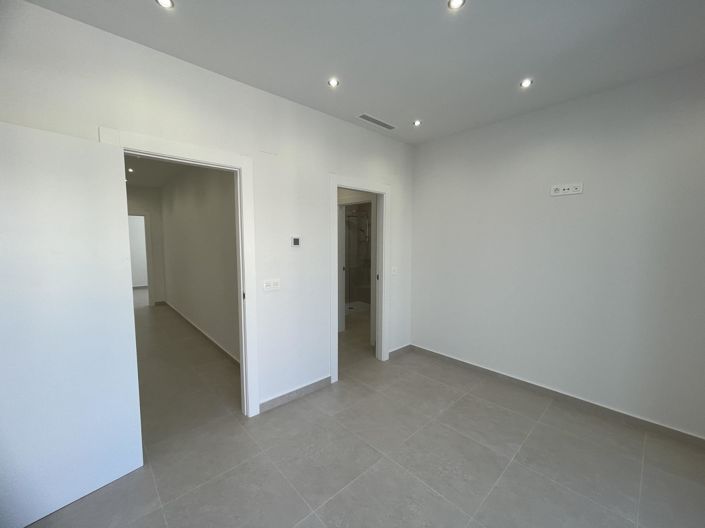 Image No.39-3 Bed Villa for sale