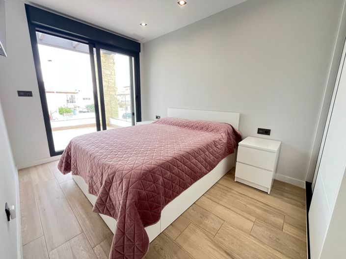 Image No.2-4 Bed Villa for sale