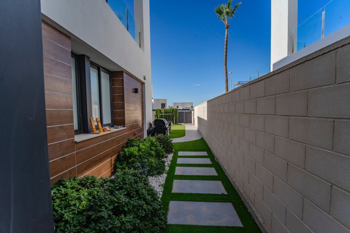 Image No.30-3 Bed Property for sale