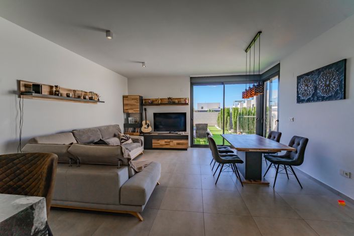 Image No.5-3 Bed Property for sale