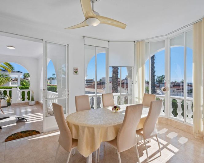 Image No.2-4 Bed Villa for sale