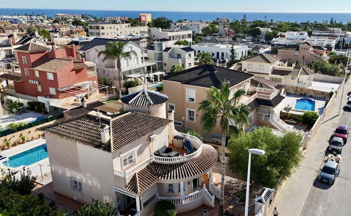 Image No.1-4 Bed Villa for sale