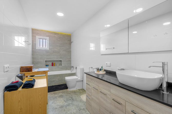 Image No.28-5 Bed Country Property for sale