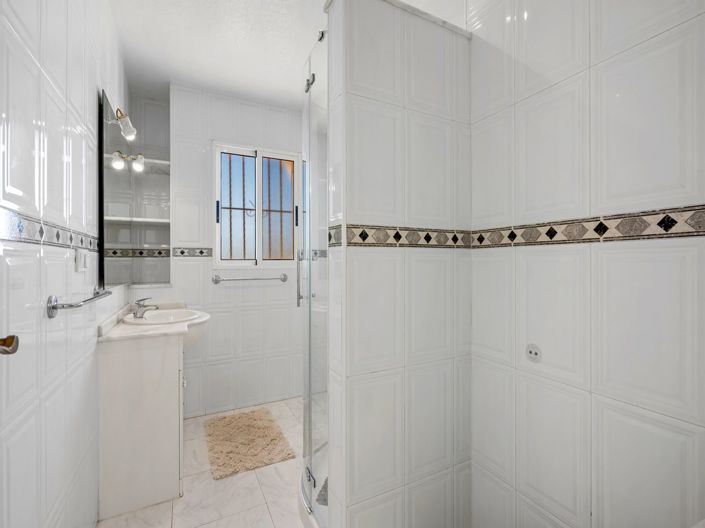 Image No.31-3 Bed Property for sale