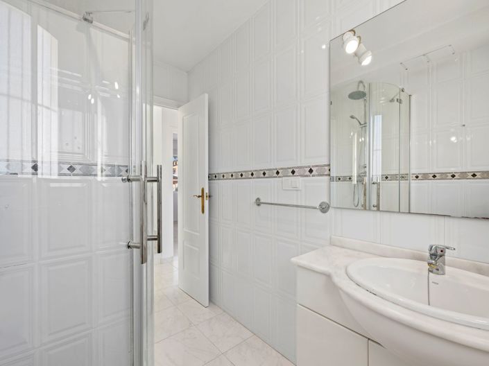 Image No.32-3 Bed Property for sale