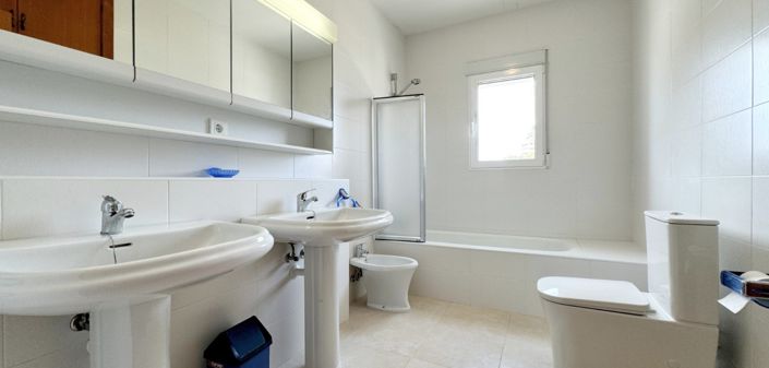 Image No.20-7 Bed Villa for sale