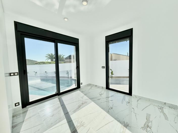 Image No.14-4 Bed Villa for sale