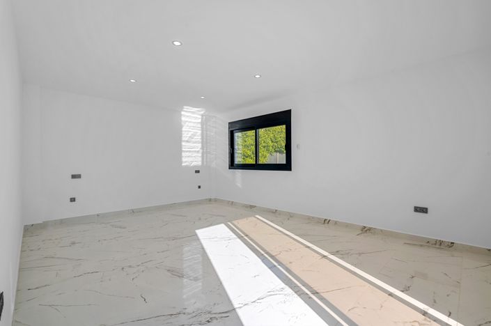 Image No.6-4 Bed Villa for sale