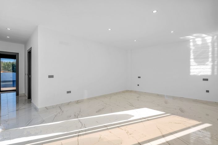 Image No.7-4 Bed Villa for sale