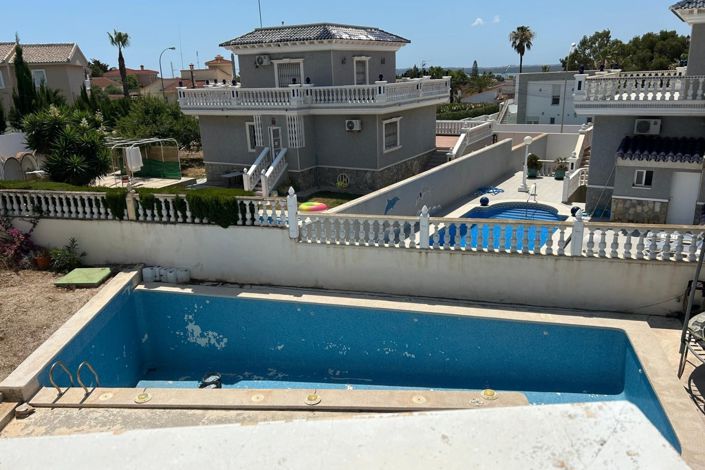 Image No.12-4 Bed Property for sale